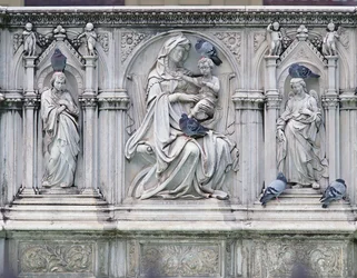 Jomfru Maria med barnet og helgener, midtpartiet av Fonte Gaia, Siena, 1414-19